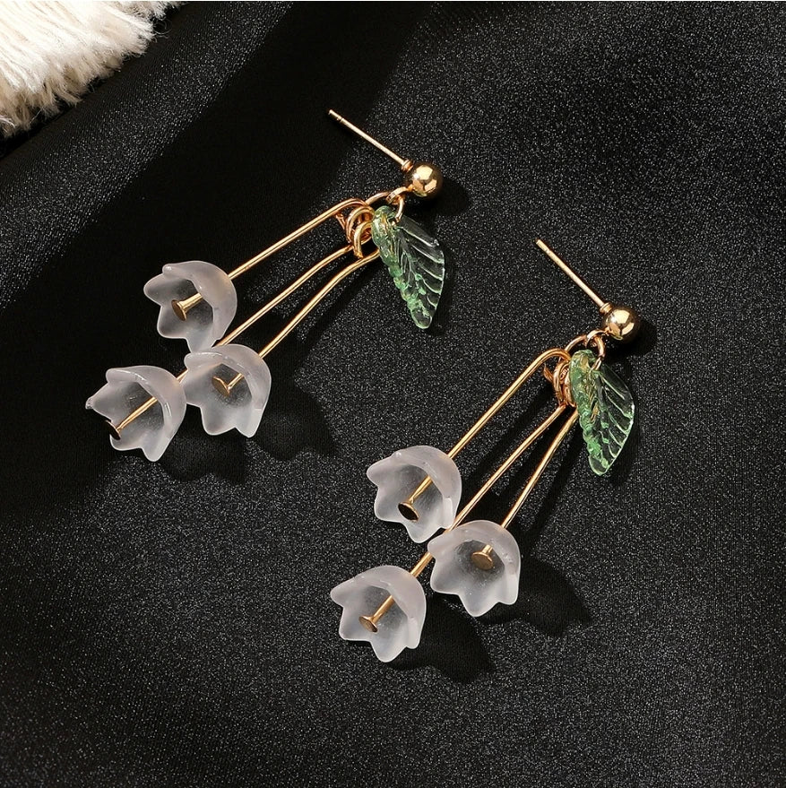 2025 New Sweet Temperament Small Fresh Bamboo White Lily Of The Valley Flower Earrings Elegant And Gentle Asymmetric  Earrings