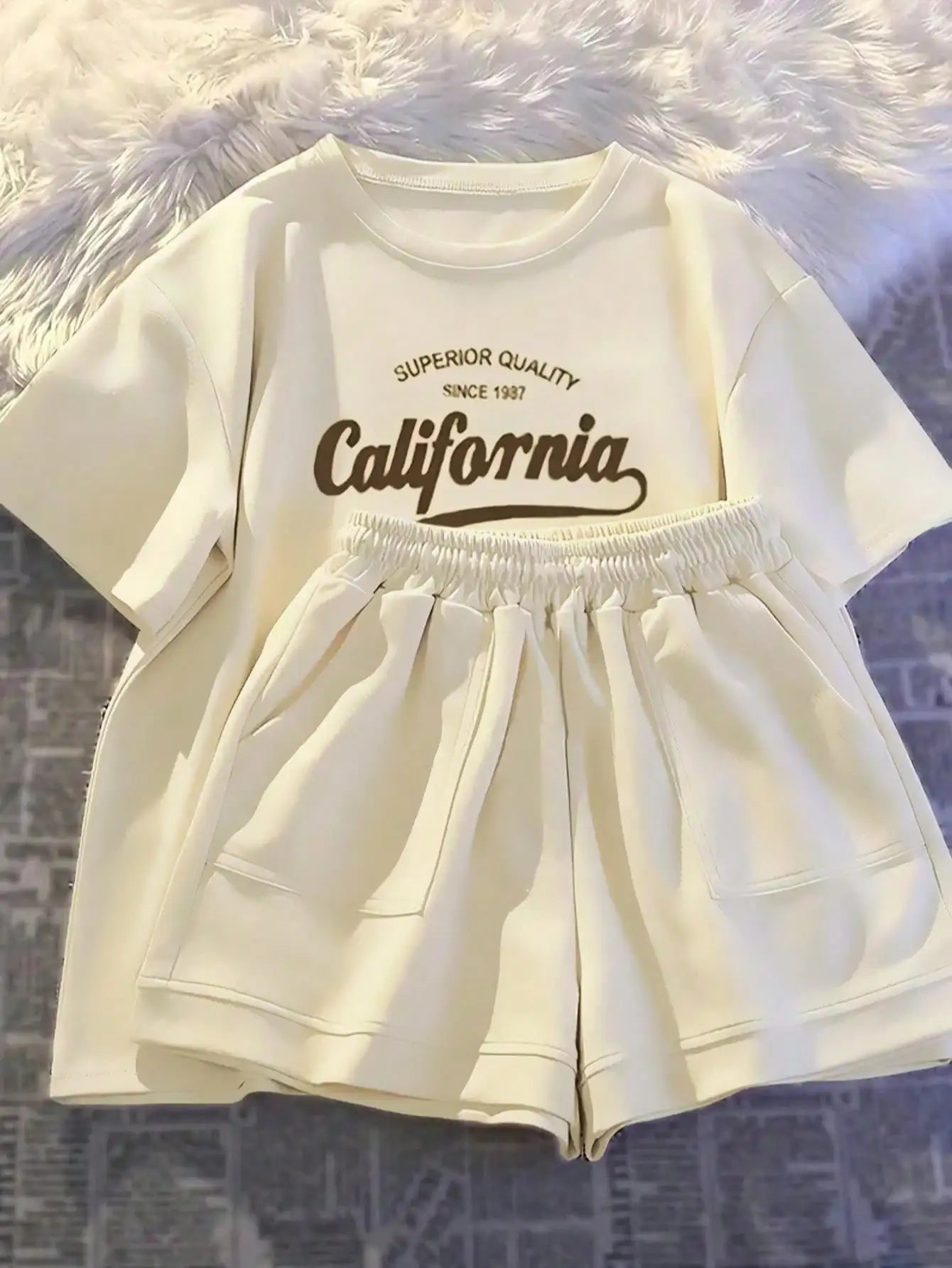 Printed girls' summer set, short-sleeved T-shirt paired with casual shorts, stylish design, suitable for outdoor activities.