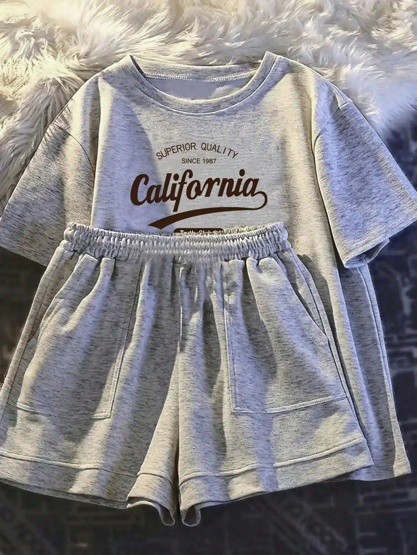 Printed girls' summer set, short-sleeved T-shirt paired with casual shorts, stylish design, suitable for outdoor activities.