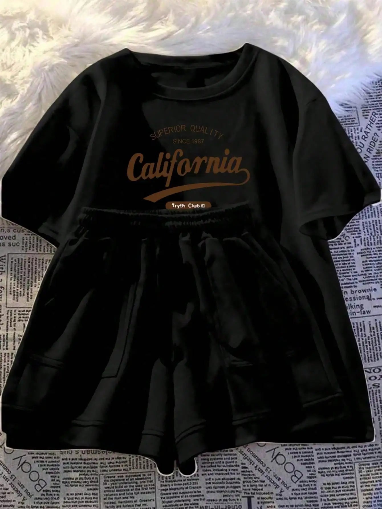 Printed girls' summer set, short-sleeved T-shirt paired with casual shorts, stylish design, suitable for outdoor activities.
